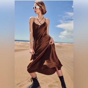 Zara Midi dress with V-neckline and adjustable spaghetti straps that cross